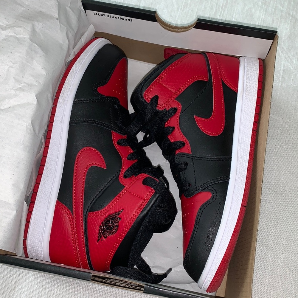 🎉HP🎉 LIKE NEW!! Air Jordan sneakers size 3 YOUTH